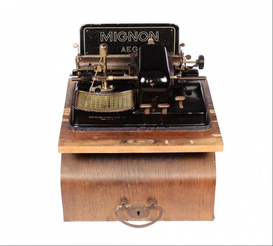 AEG MİGNON MARKA KUTUSUNDA DAKTİLO